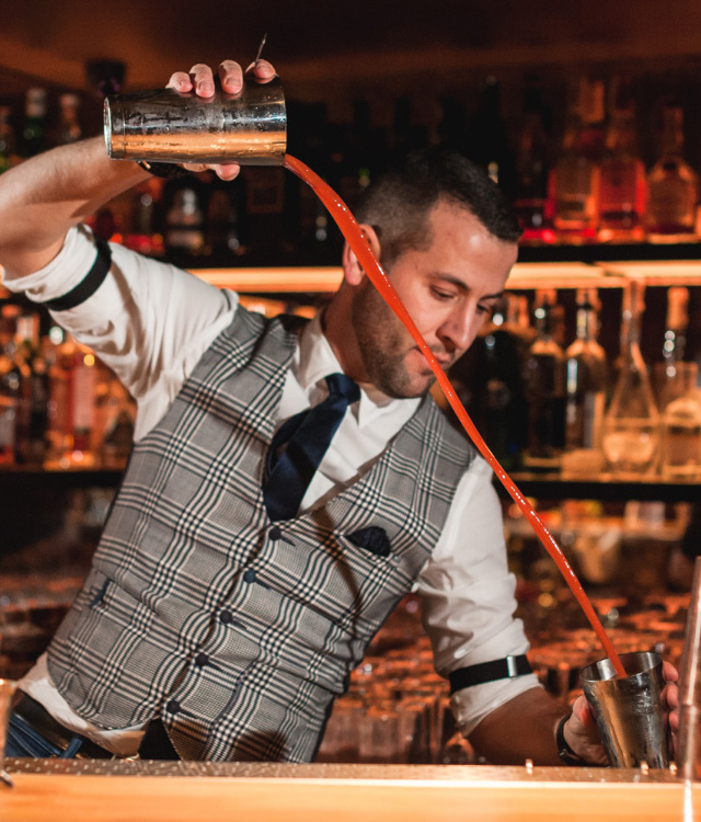 Barman en préparation d'un cocktail